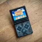 Anbernic RG35XXSP chạy game Stardew Valley qua Moonlight, cho thấy khả năng chơi game PC trên máy console retro