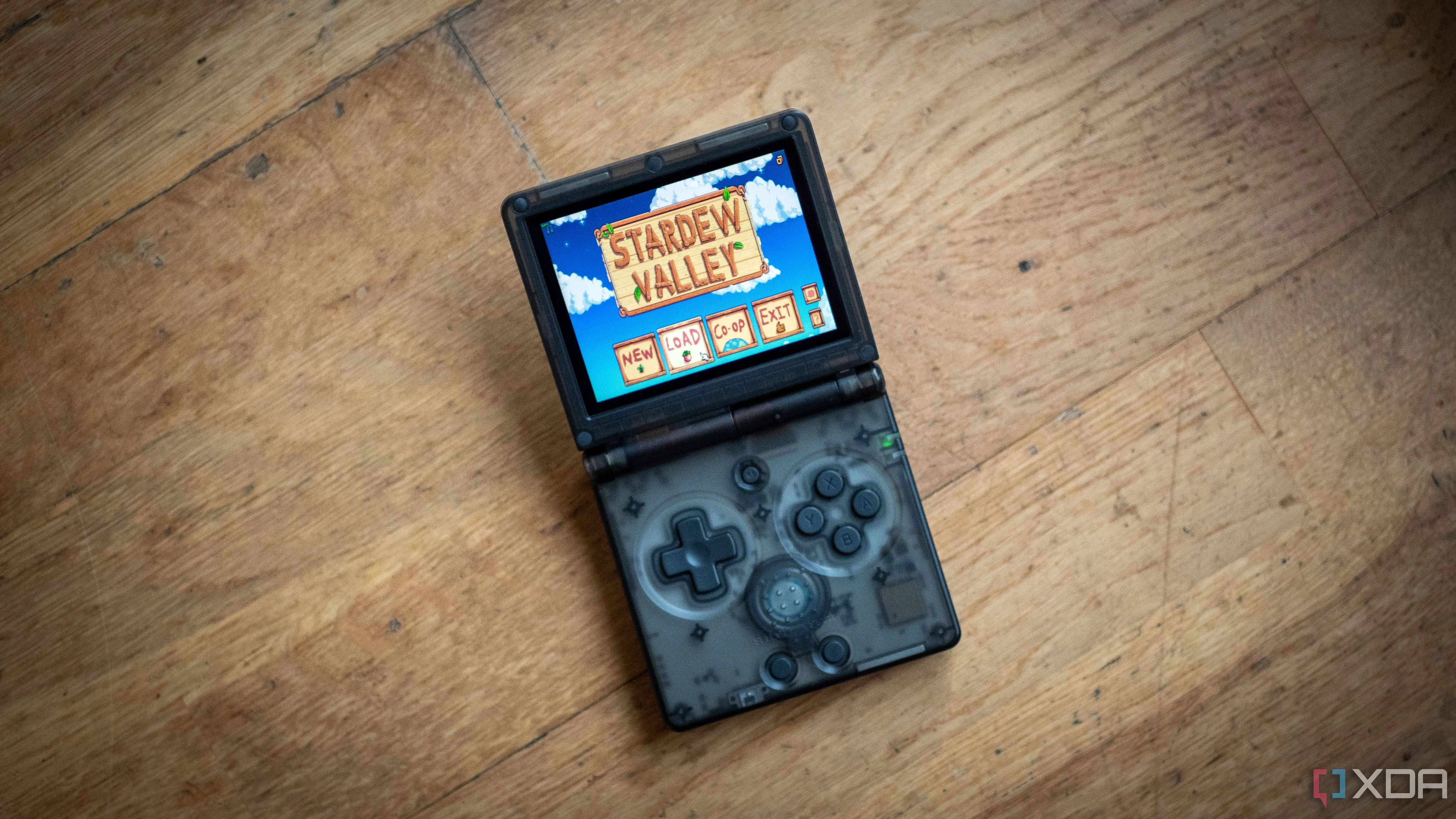 Anbernic RG35XXSP chạy game Stardew Valley qua Moonlight, cho thấy khả năng chơi game PC trên máy console retro