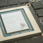 Ảnh chụp cận cảnh chip GPU (die) và các chip VRAM trên bo mạch card đồ họa, minh họa kích thước die và vị trí VRAM.