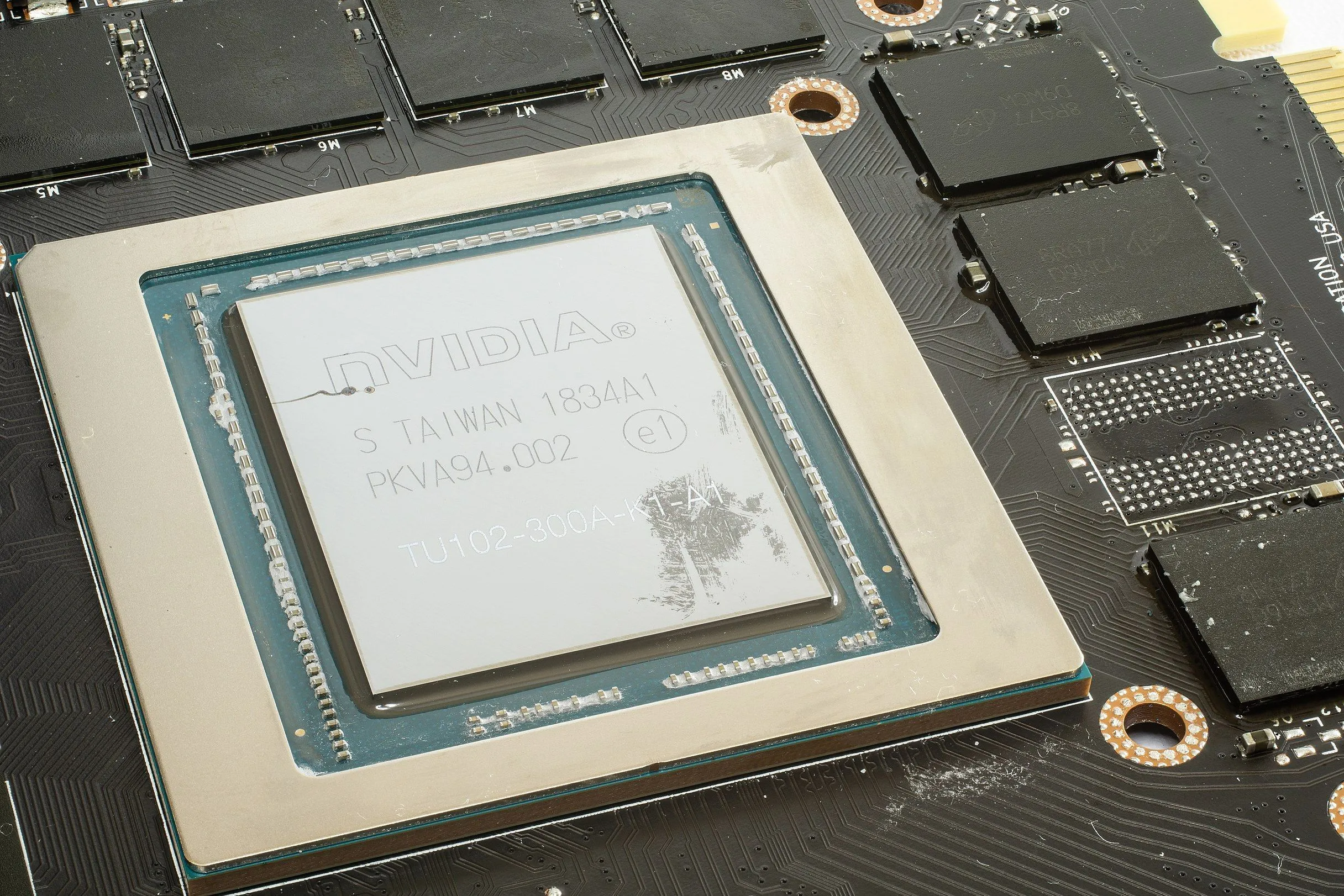 Ảnh chụp cận cảnh chip GPU (die) và các chip VRAM trên bo mạch card đồ họa, minh họa kích thước die và vị trí VRAM.