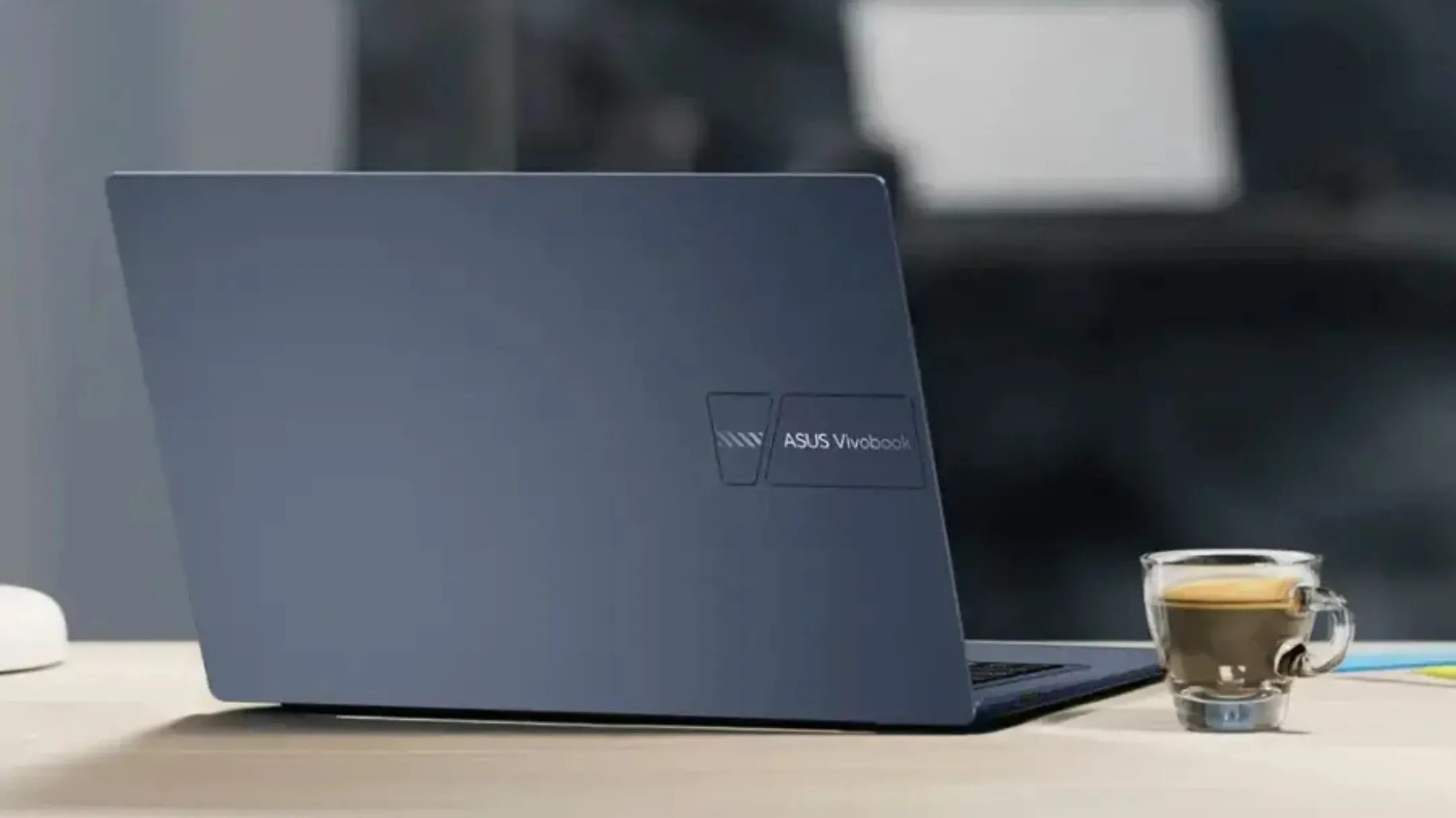 Asus Vivobook 14 trên bàn làm việc, thể hiện sự linh hoạt cho công việc và học tập