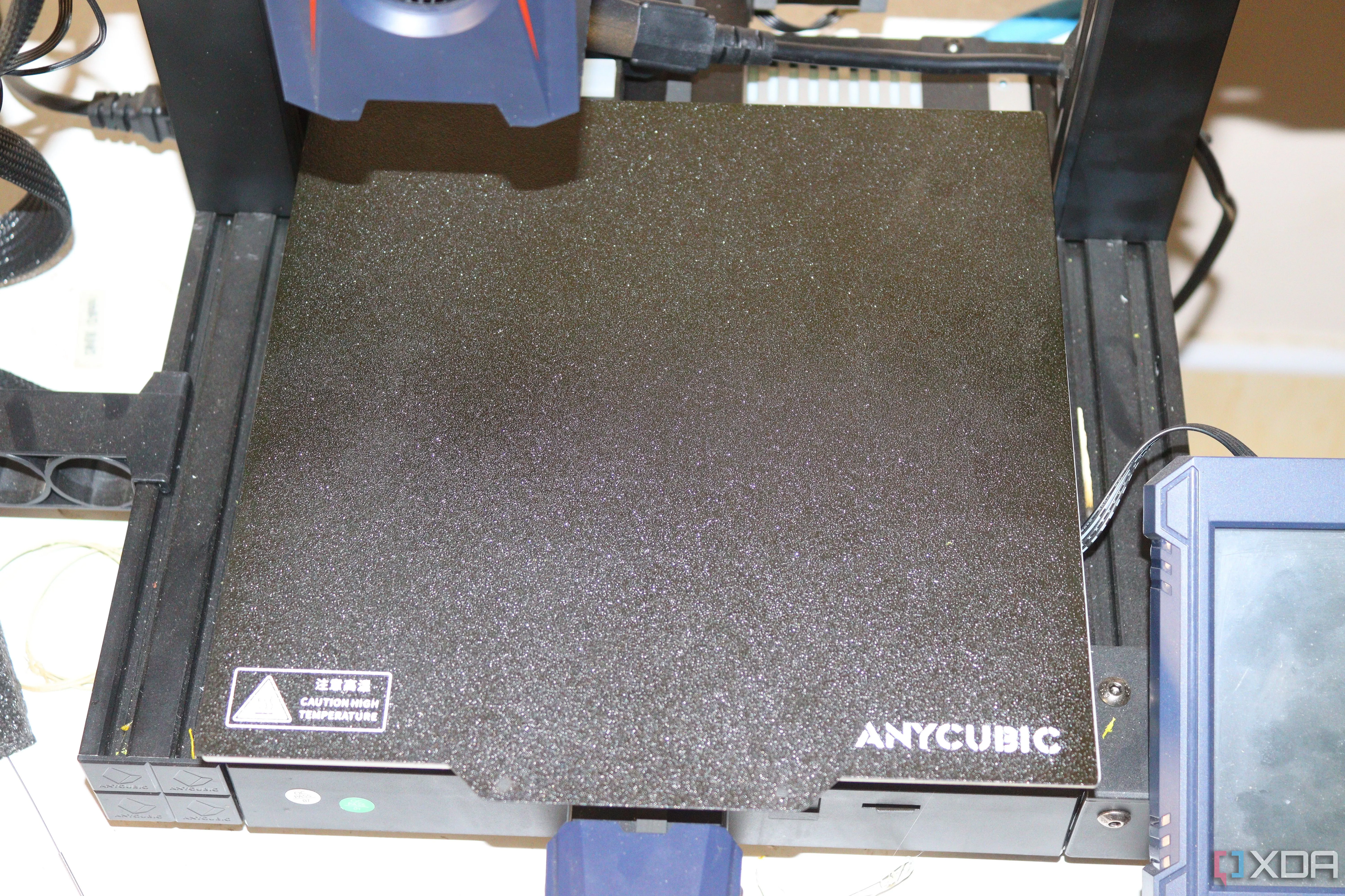 Bàn in của máy in 3D Anycubic đang được cân chỉnh, thể hiện tầm quan trọng của việc cân bằng bàn in để đạt được lớp in đầu tiên chất lượng cao.