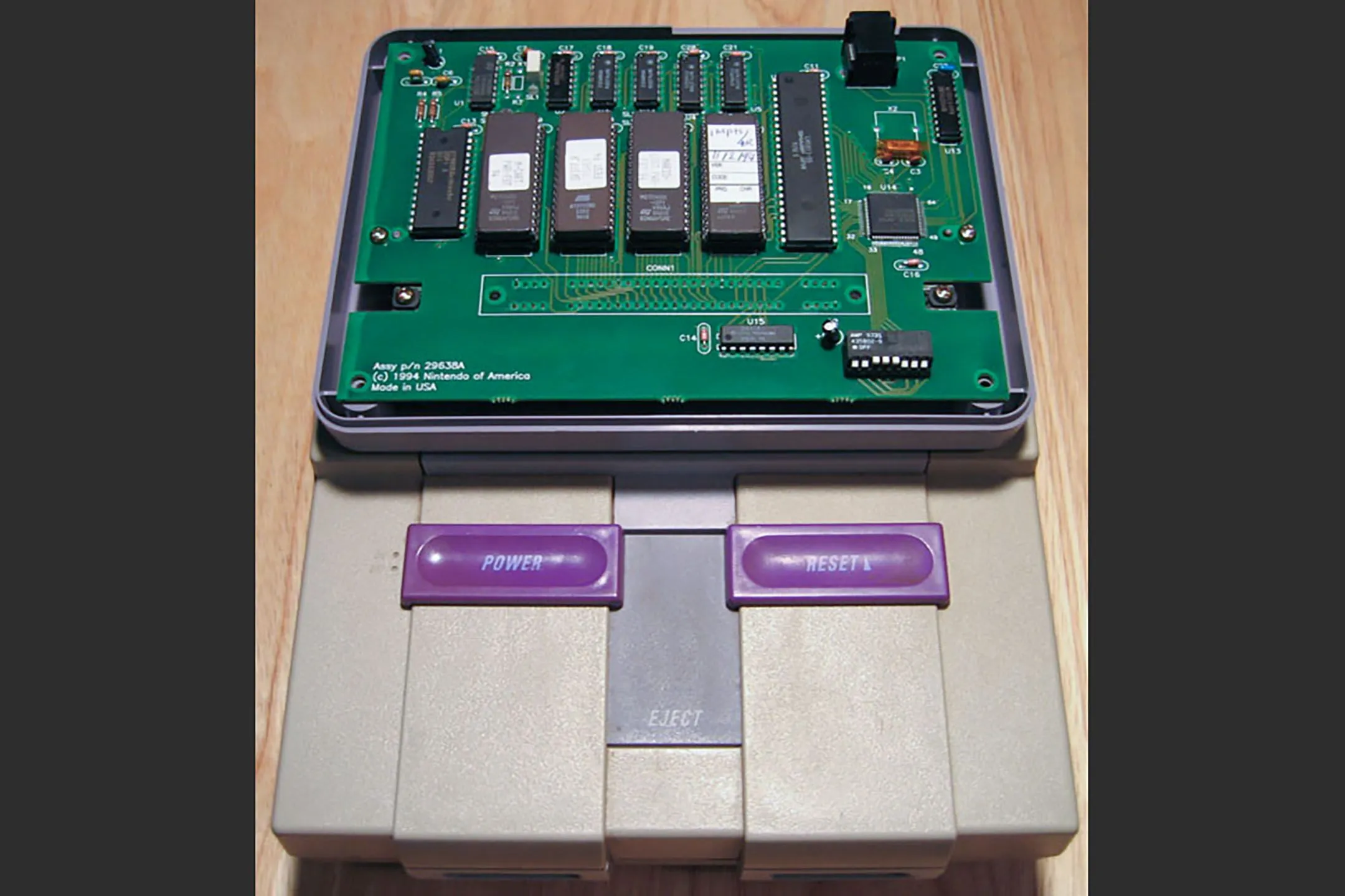 Băng game Nintendo Power Fest 94 với phần trên bị tháo ra