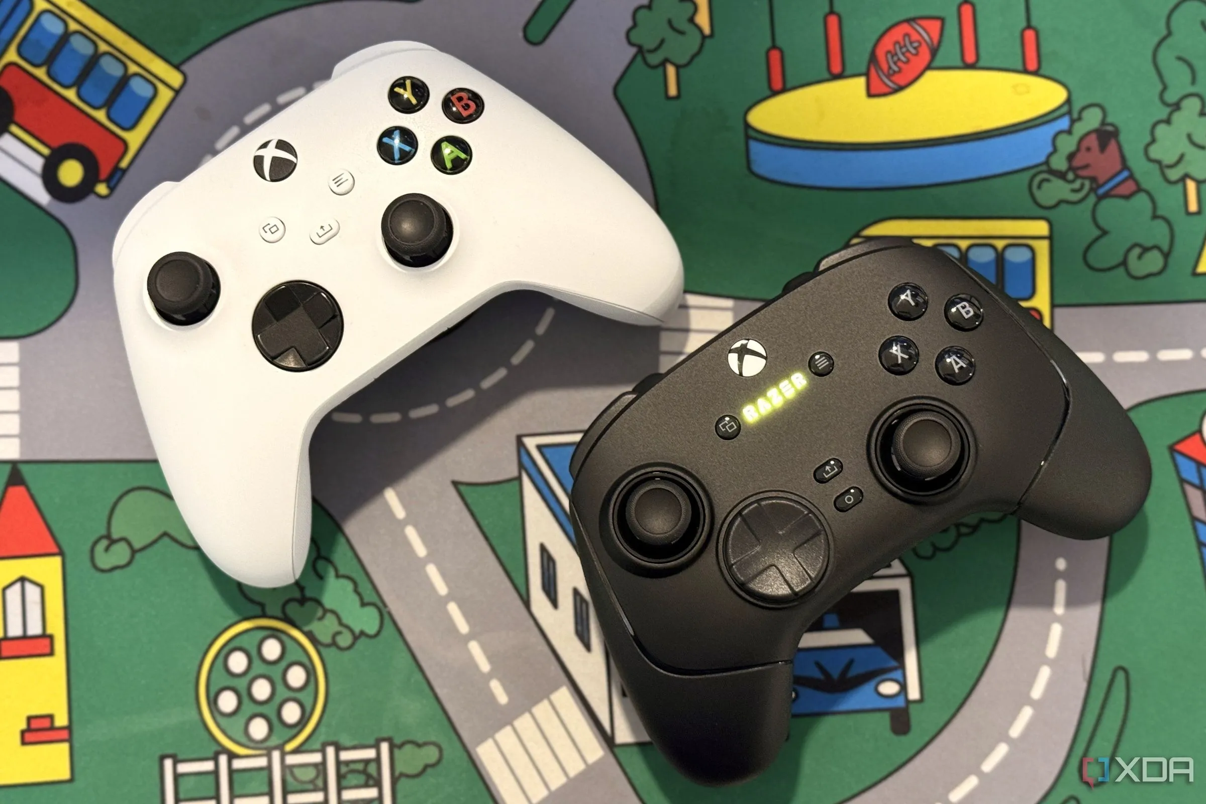 Bộ điều khiển Razer Wolverine V3 Pro và tay cầm Xbox, biểu tượng cho trải nghiệm chơi game bị gián đoạn