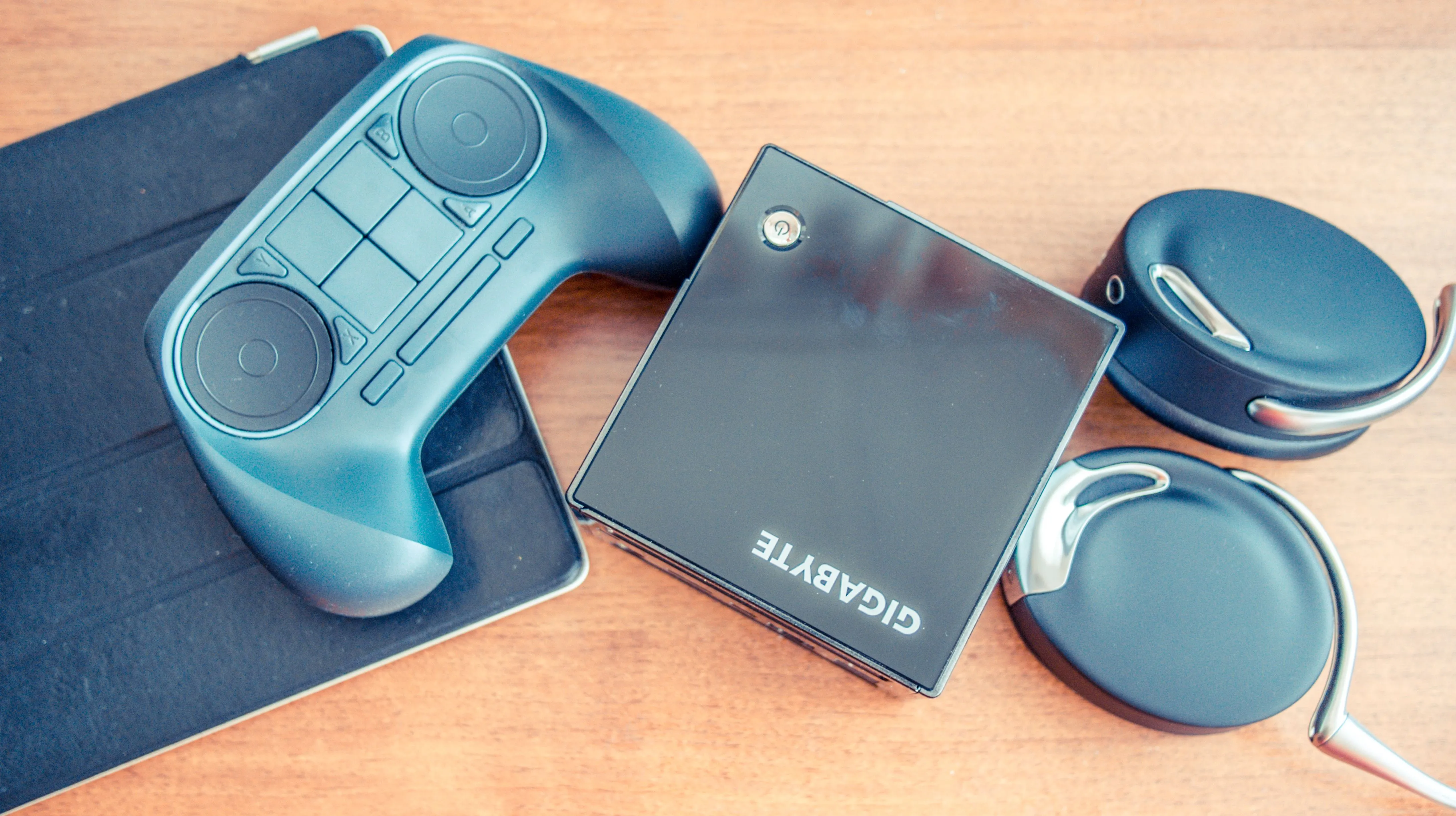 Bộ điều khiển Steam Controller phiên bản cũ đặt trên Steam Machine của Gigabyte, minh họa cho nỗ lực trước đây của Valve