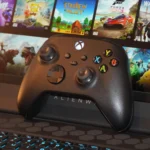 Bộ điều khiển Xbox và laptop Alienware đang chạy Xbox Cloud Gaming, minh họa trải nghiệm chơi game đám mây.