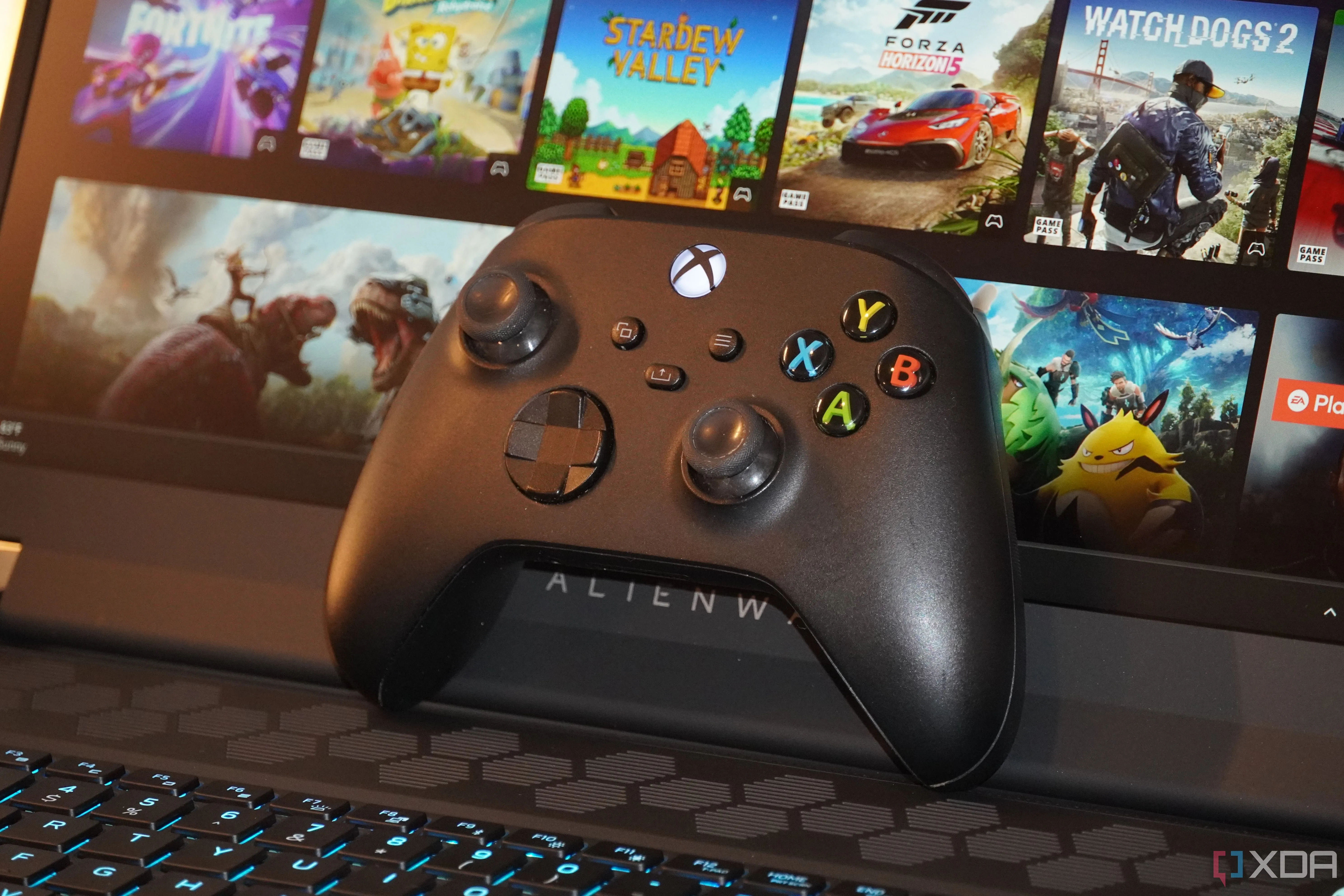 Bộ điều khiển Xbox và laptop Alienware đang chạy Xbox Cloud Gaming, minh họa trải nghiệm chơi game đám mây.