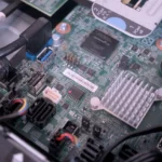 Bo mạch chủ bên trong máy chủ Lenovo ThinkServer SR250 V2, minh họa phần cứng tiêu biểu cho home lab chạy Ubuntu Server