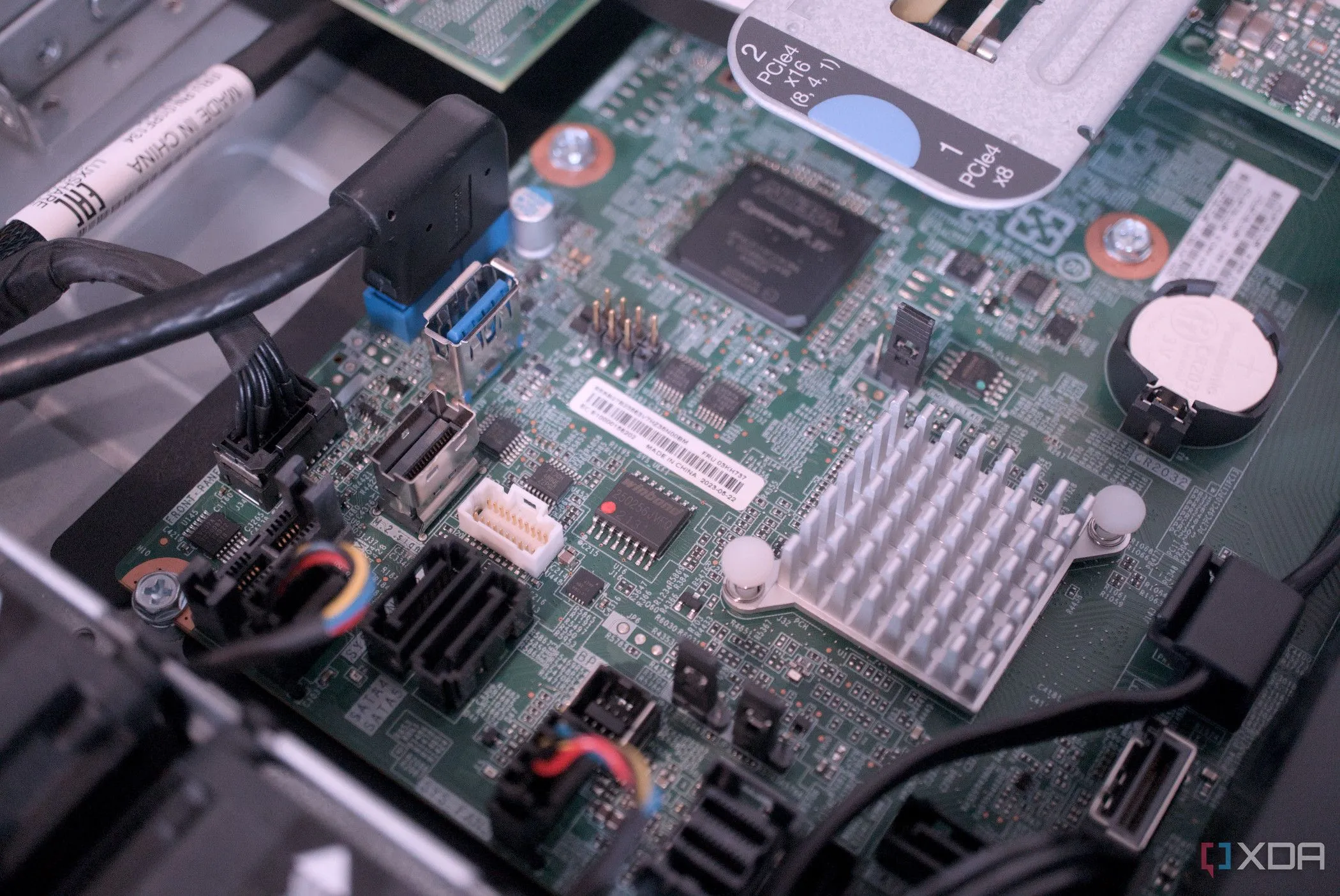 Bo mạch chủ bên trong máy chủ Lenovo ThinkServer SR250 V2, minh họa phần cứng tiêu biểu cho home lab chạy Ubuntu Server