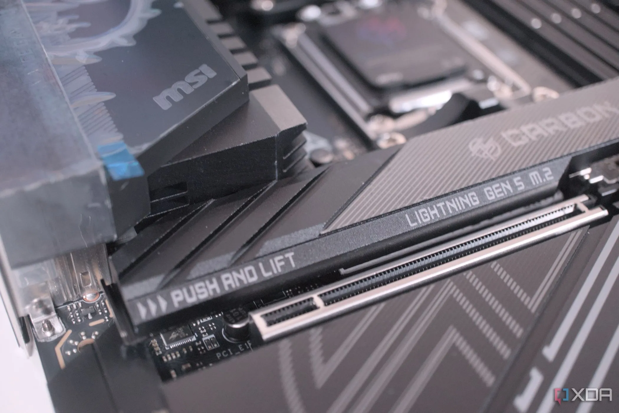 Bo mạch chủ MSI MPG X870E Carbon WiFi với khe cắm M.2 PCIe Gen5 và cơ chế tháo lắp nhanh.