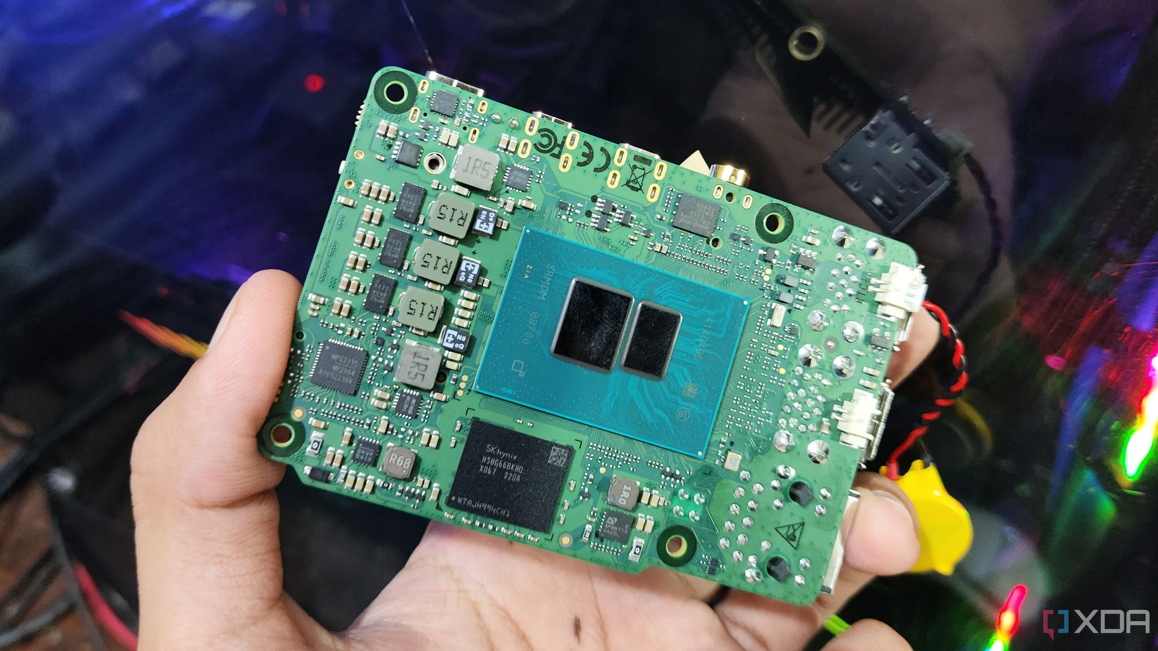 Bo mạch chủ Radxa X4 SBC với các cổng kết nối và khe cắm PCIe, minh họa cho khả năng mở rộng lưu trữ NAS