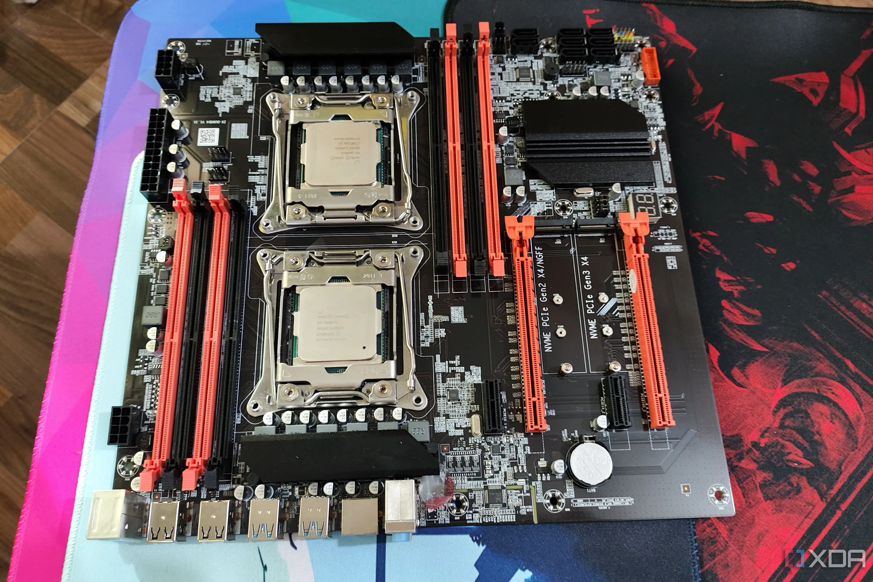 Bo mạch chủ server X99 với hai CPU Intel Xeon được lắp đặt, hỗ trợ tính năng IPMI cho quản lý từ xa.