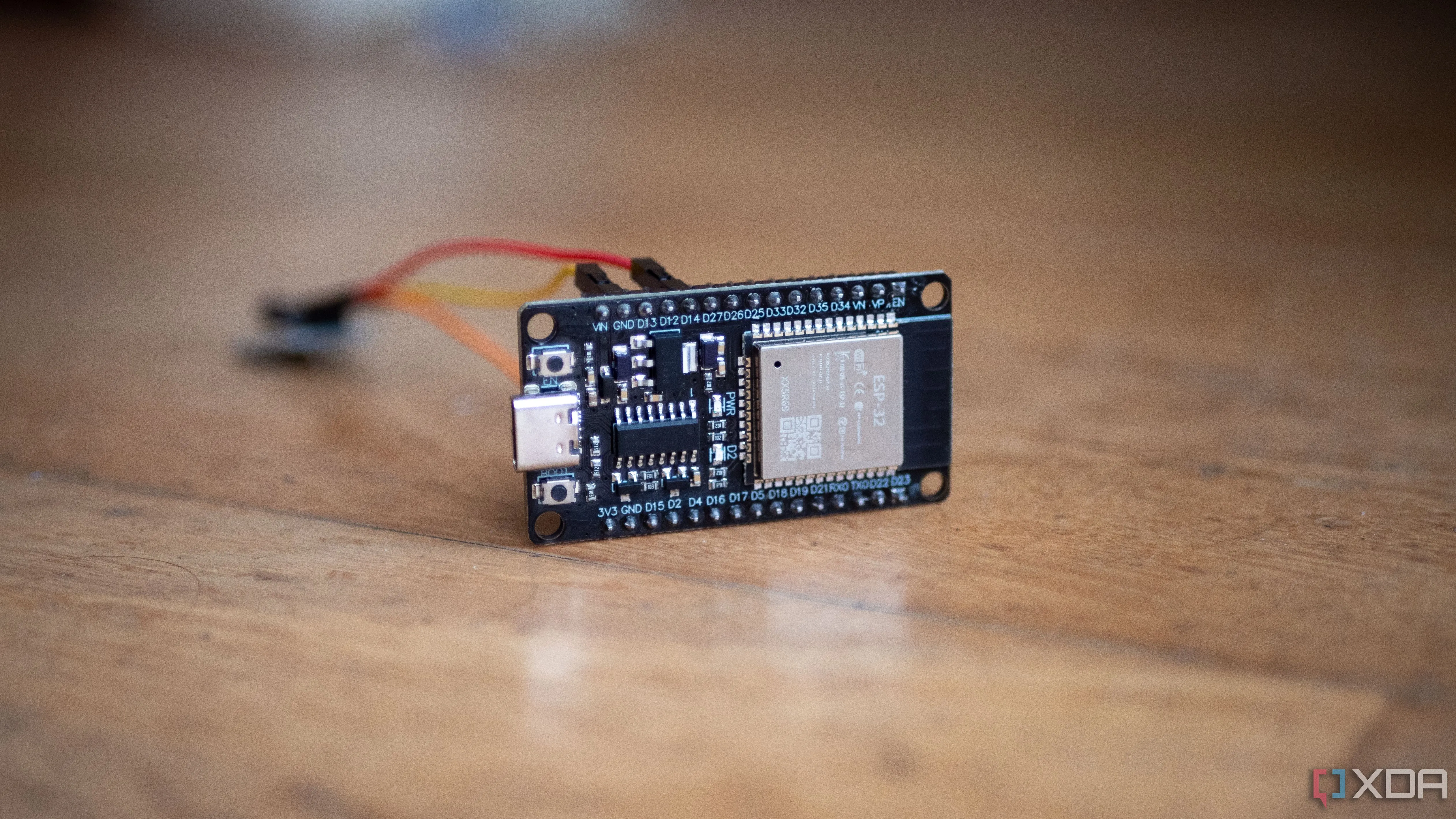 Bo mạch ESP32 được kết nối với cảm biến rung bằng dây dẫn, minh họa ứng dụng trong các dự án IoT và cảm biến