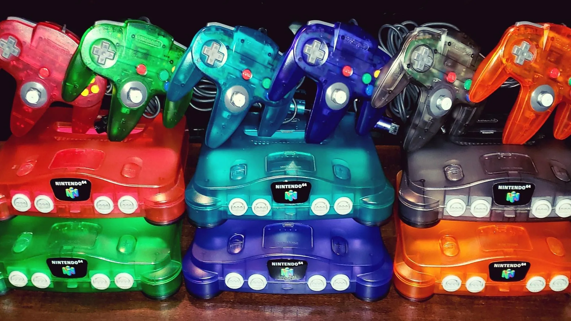 Bộ sưu tập các máy chơi game Nintendo 64 với đa dạng màu sắc và phiên bản khác nhau