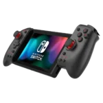 Bộ tay cầm HORI Split Pad Pro Attachment Set màu đen, gắn vào thân máy Nintendo Switch, làm nổi bật thiết kế công thái học và kích thước lớn hơn so với Joy-Con gốc.