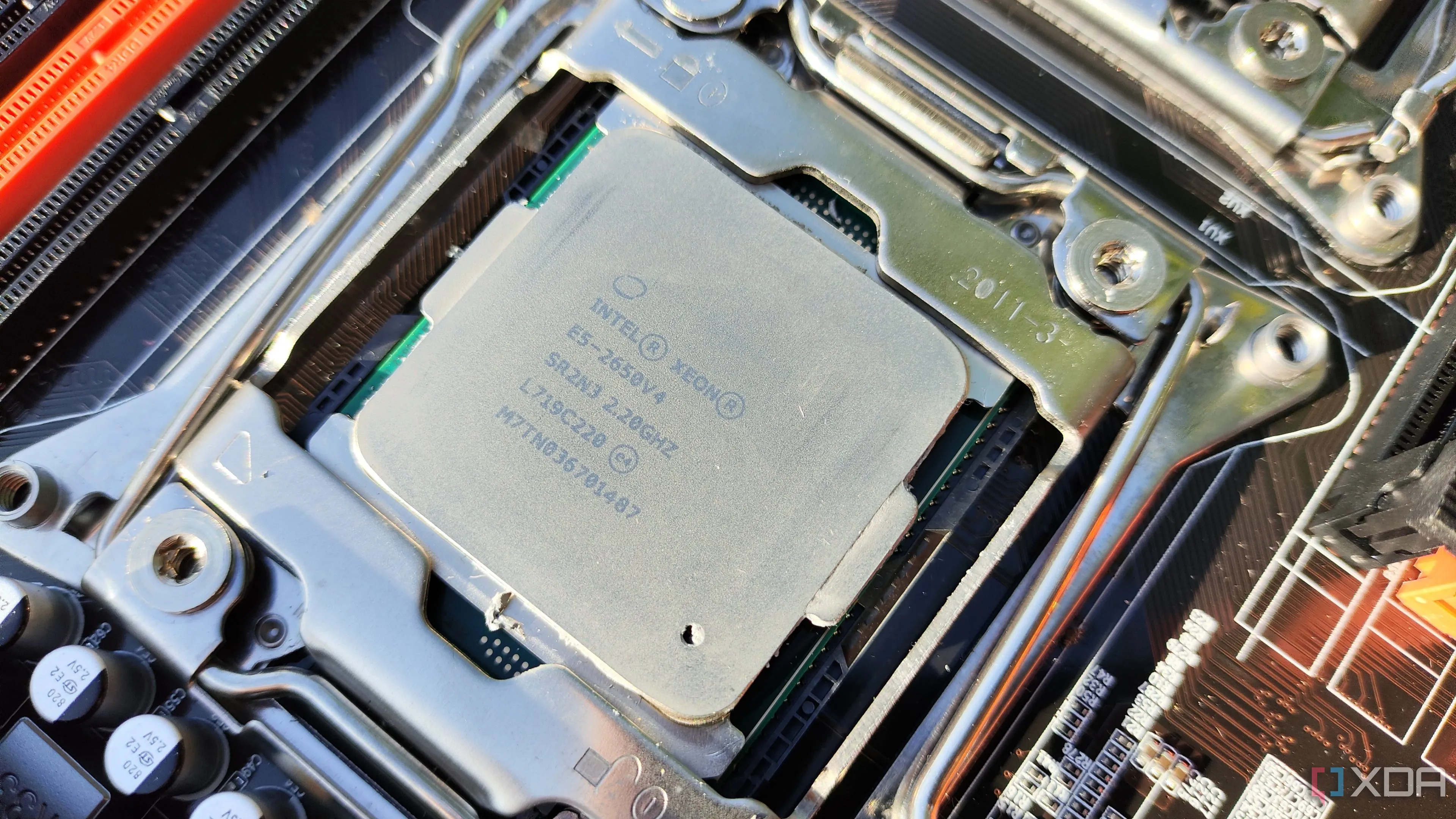 Bộ vi xử lý Intel Xeon E5-2650V4 được lắp trên bo mạch chủ X99, minh họa hệ thống server hiệu năng cao.