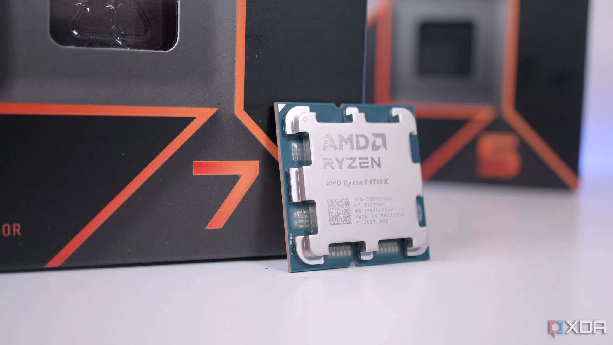 Bộ xử lý AMD Ryzen 7 9700X thế hệ mới cùng vỏ hộp Ryzen 5
