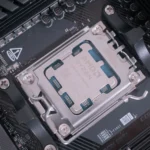 Bộ xử lý AMD Ryzen 7 9800X3D được lắp đặt, minh họa cho hiệu năng CPU desktop so với chip server