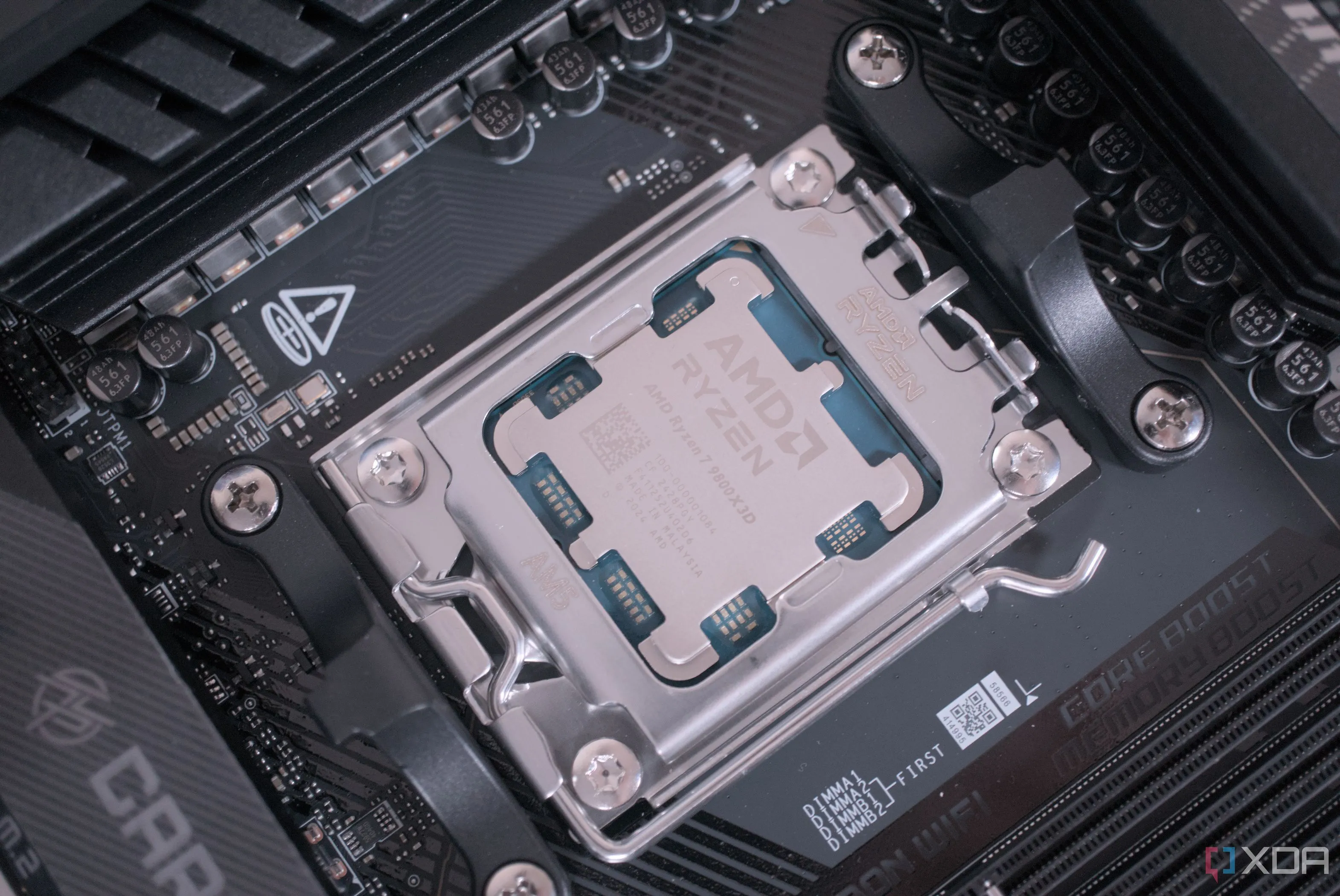 Bộ xử lý AMD Ryzen 7 9800X3D được lắp đặt, minh họa cho hiệu năng CPU desktop so với chip server