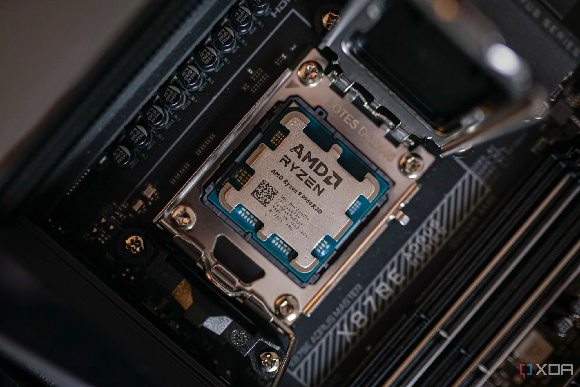 Bộ xử lý AMD Ryzen 9 9950X3D được lắp trên bo mạch chủ