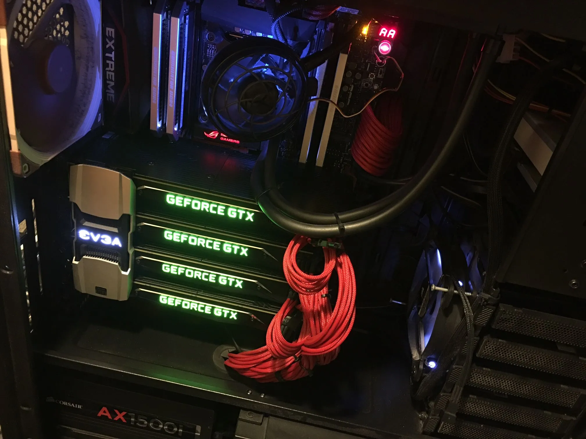 Bốn card đồ họa Nvidia GTX Titan X Pascal hoạt động ở chế độ SLI, thể hiện khả năng kết nối đa GPU ấn tượng