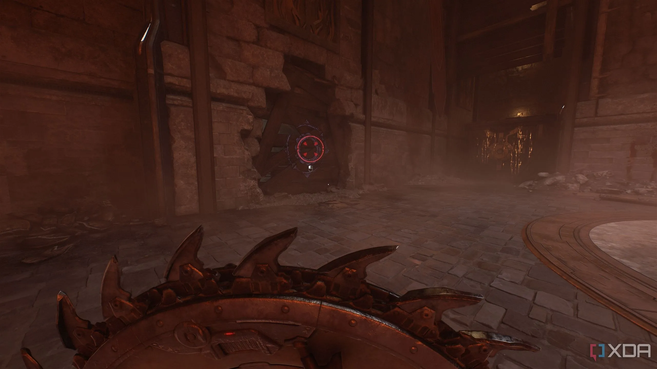 Bức tường gỗ có biểu tượng Shield Charge ẩn sau hộp, dẫn đến khu vực bí mật.
