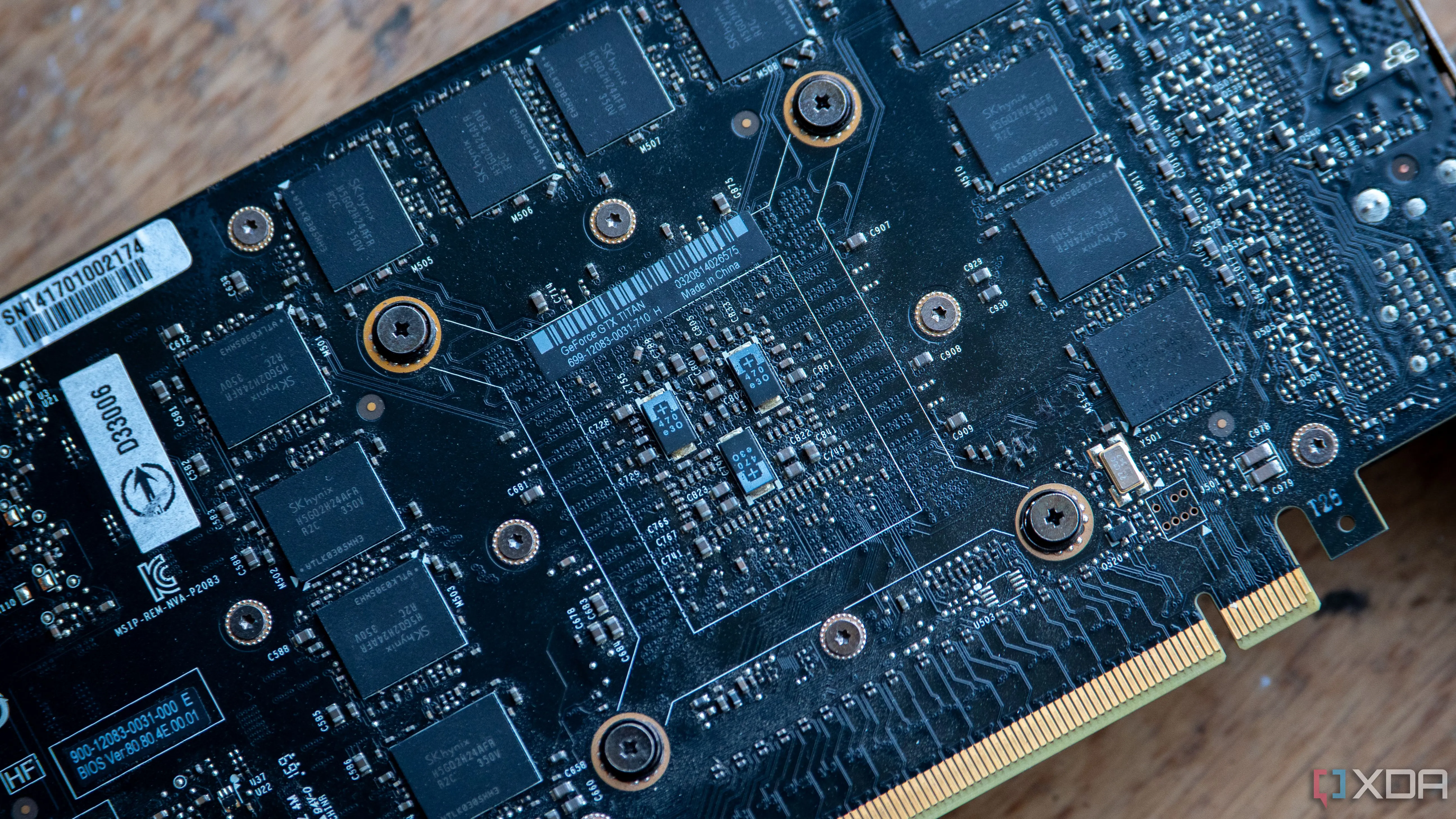 Các chip nhớ GDDR5 được bố trí mặt sau trên card Nvidia GeForce GTX Titan đời đầu