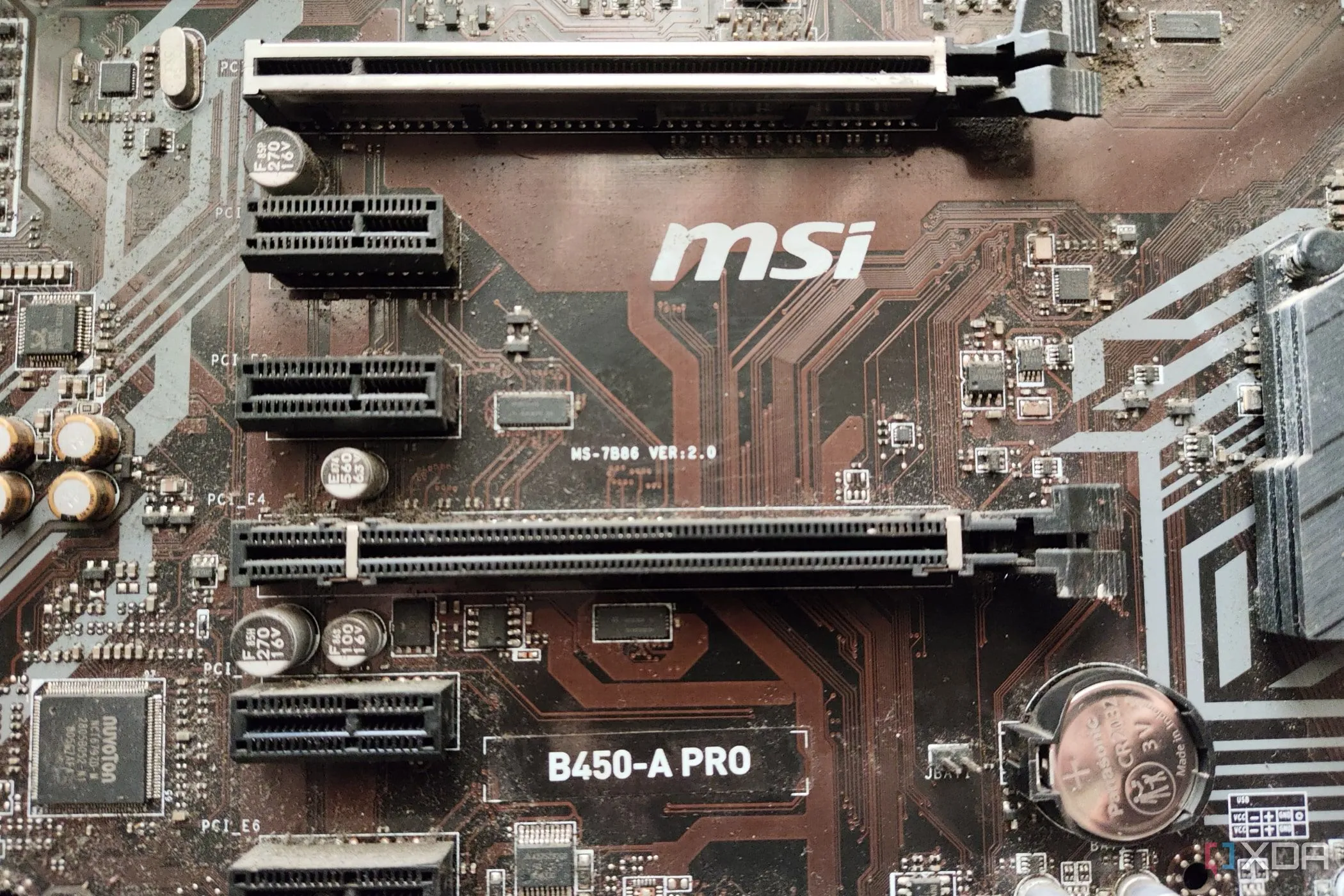 Các khe cắm PCIe (PCI Express) trên bo mạch chủ, cung cấp khả năng mở rộng cho card đồ họa, HBA, NIC và các thiết bị I/O khác.