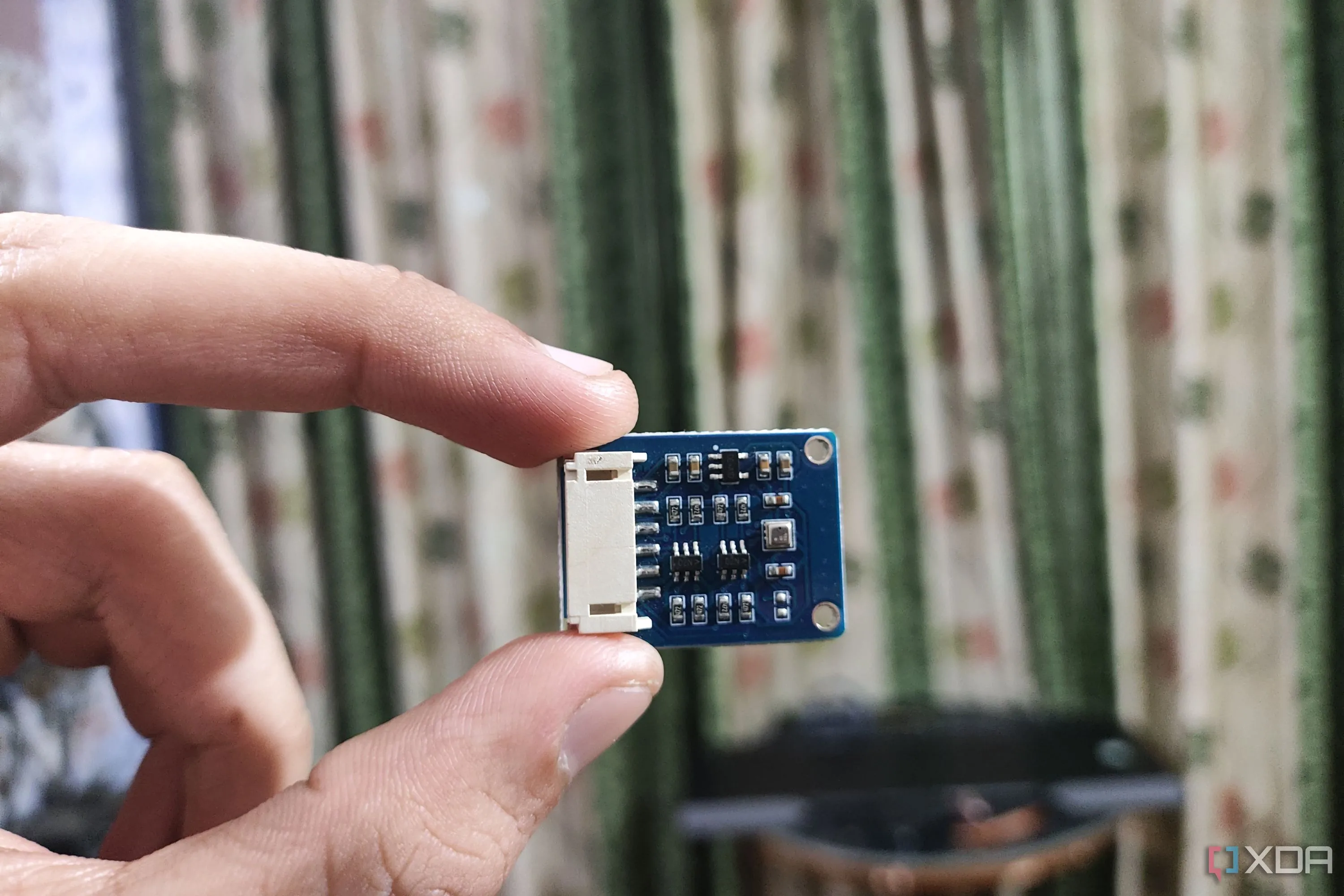 Cảm biến nhiệt độ và độ ẩm BME280 được giữ trên tay, minh họa cho việc thu thập dữ liệu môi trường.