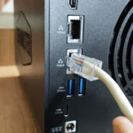 Cắm cáp Ethernet vào cổng LAN 10GbE của NAS TerraMaster F4-424 Max