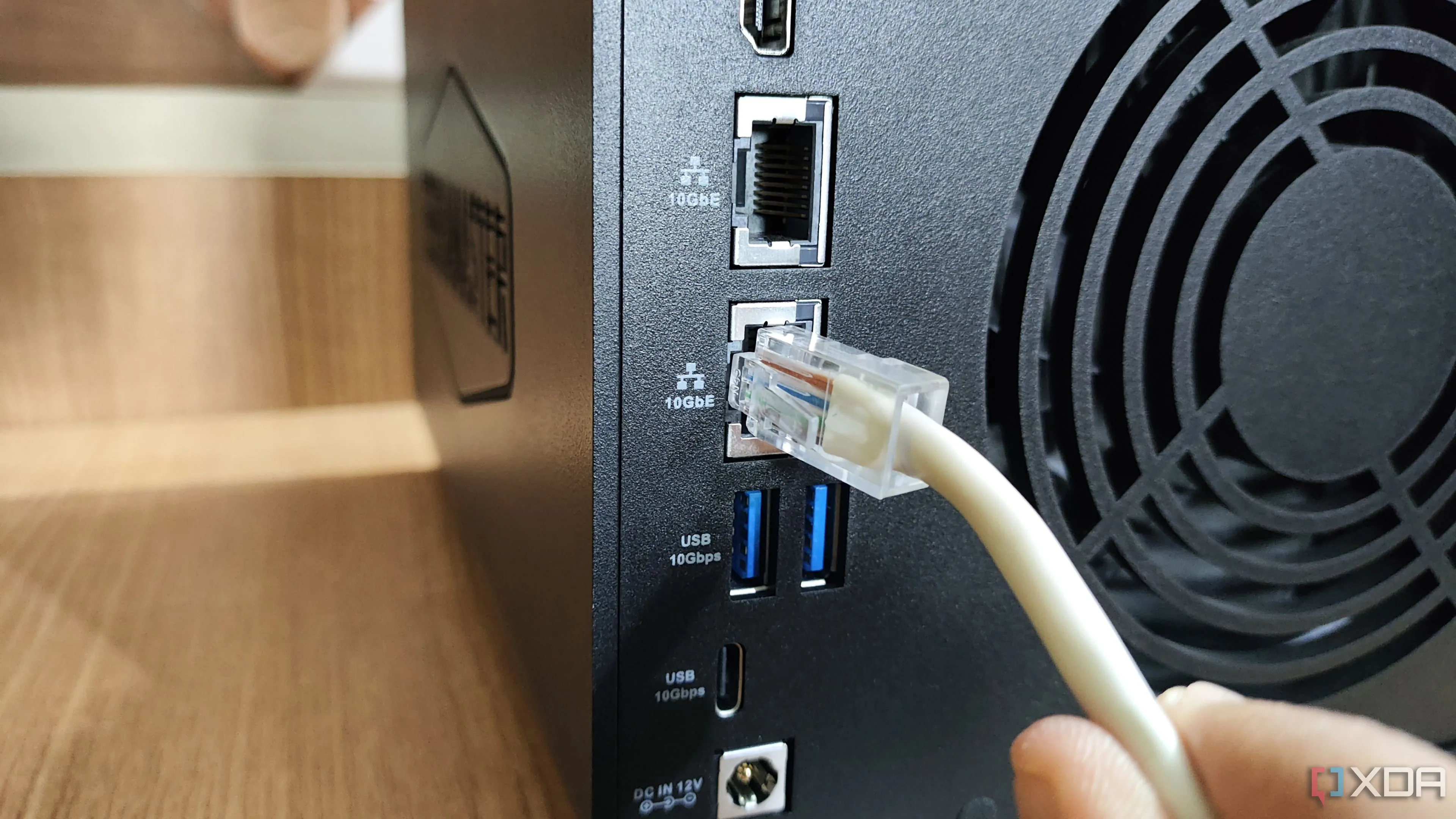 Cắm cáp Ethernet vào cổng LAN 10GbE của NAS TerraMaster F4-424 Max