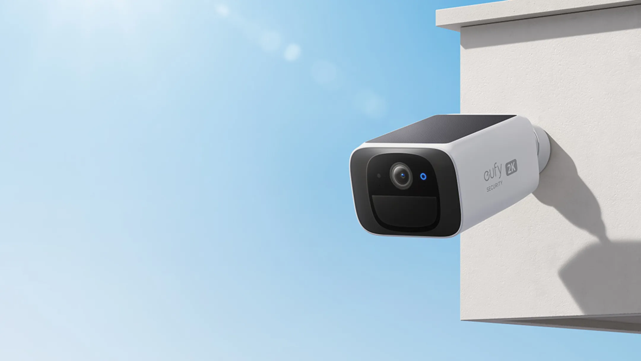 Camera eufy SoloCam S220 được gắn gọn gàng trên tường ngôi nhà, cho thấy khả năng tích hợp hài hòa với không gian ngoại thất