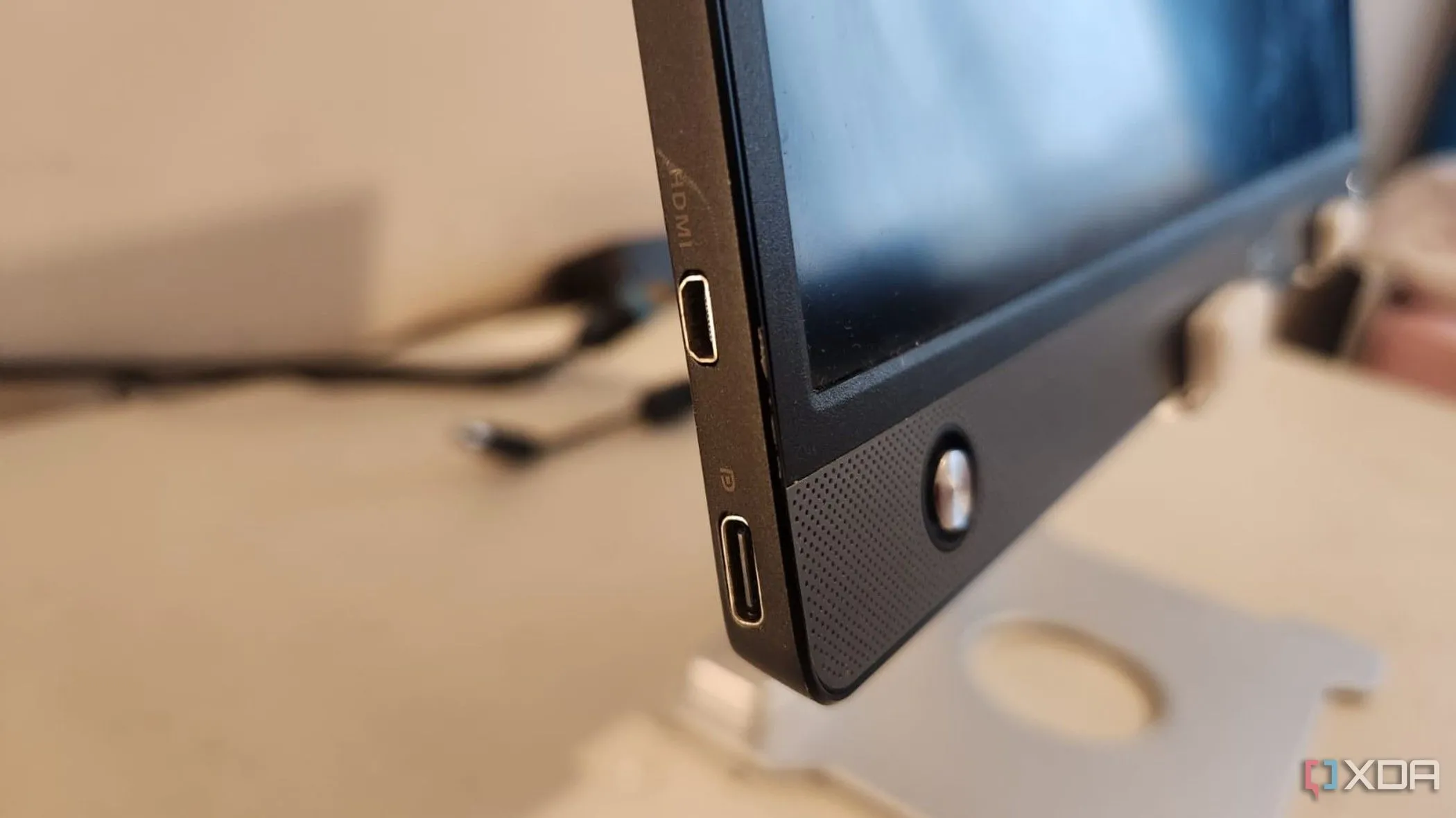 Cận cảnh các cổng kết nối micro-HDMI và USB-C trên màn hình di động Asus Zenscreen.