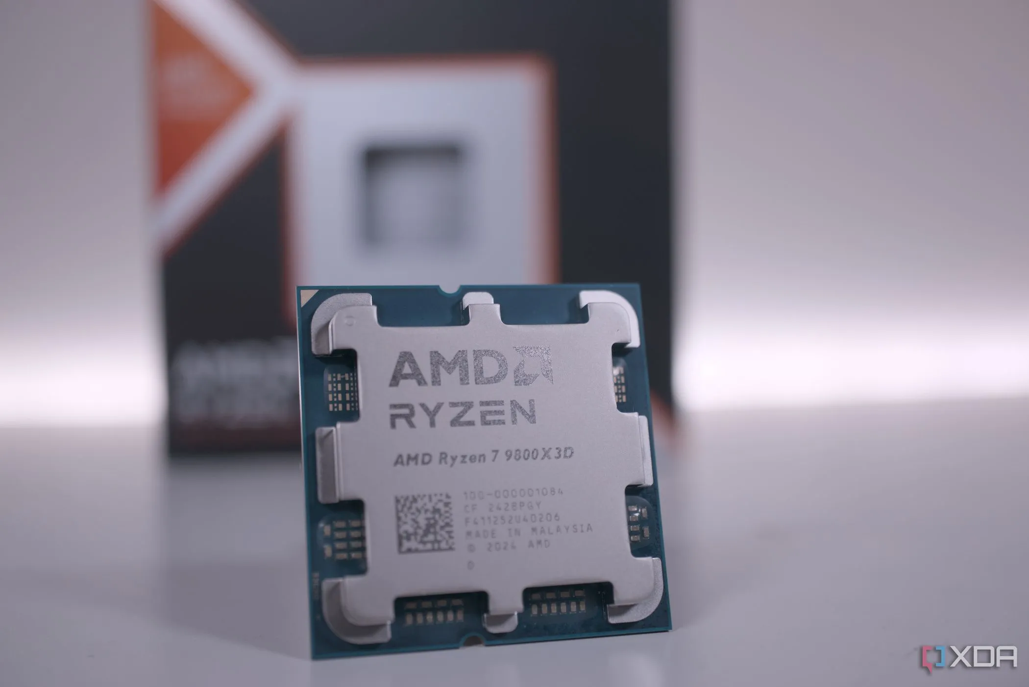 Cận cảnh mặt trước của bộ xử lý AMD Ryzen 7 9800X3D.