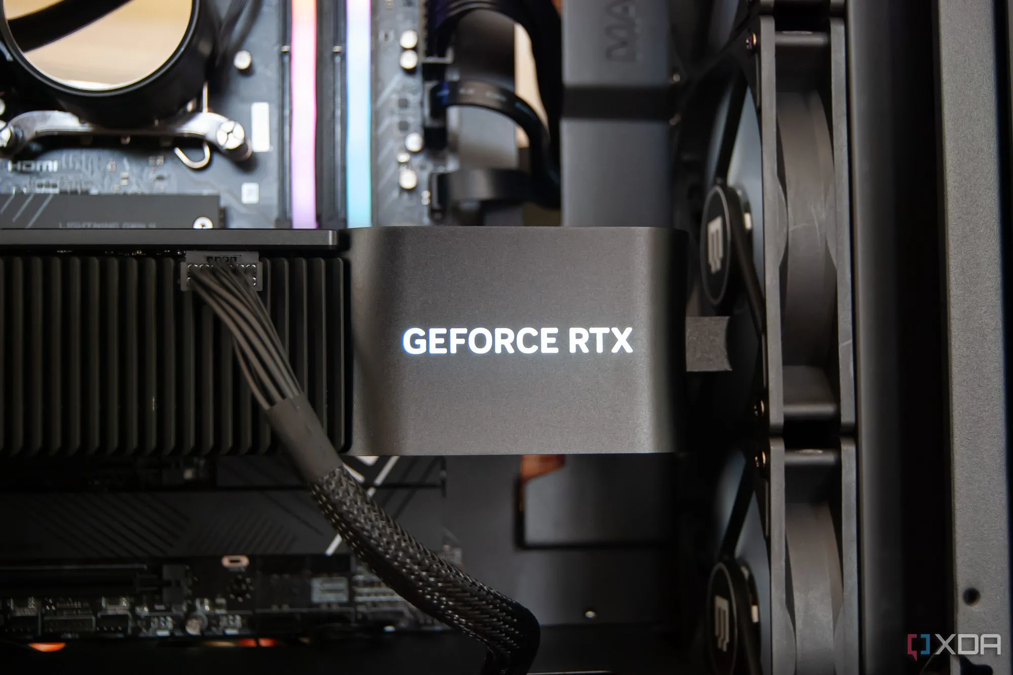 Cận cảnh máy tính Maingear MG-1 Legendary với card RTX 4080 Super