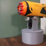 Cận cảnh Nerf turret SwarmTurret hoạt động trên bàn làm việc, thể hiện sự kết hợp giữa in 3D và Raspberry Pi