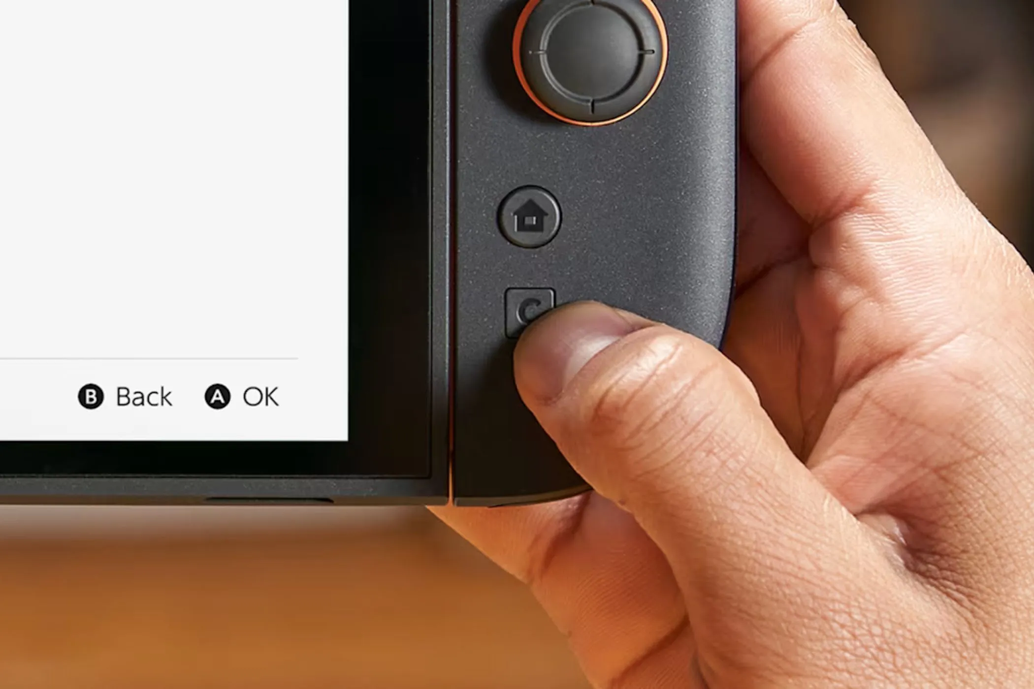 Cận cảnh nút bấm trên Nintendo Switch 2, minh họa khả năng kích hoạt tính năng Game Chat mới cho phép người chơi trò chuyện và chia sẻ màn hình.