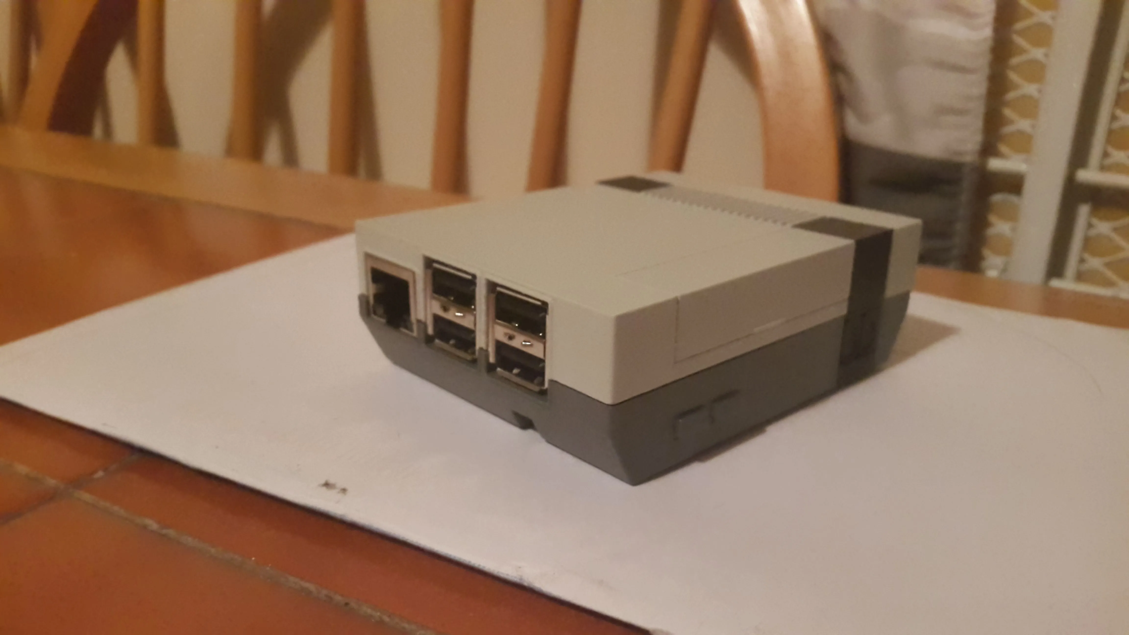 Cận cảnh vỏ case Raspberry Pi NES mở khay cartridge, cho phép truy cập dễ dàng vào các cổng