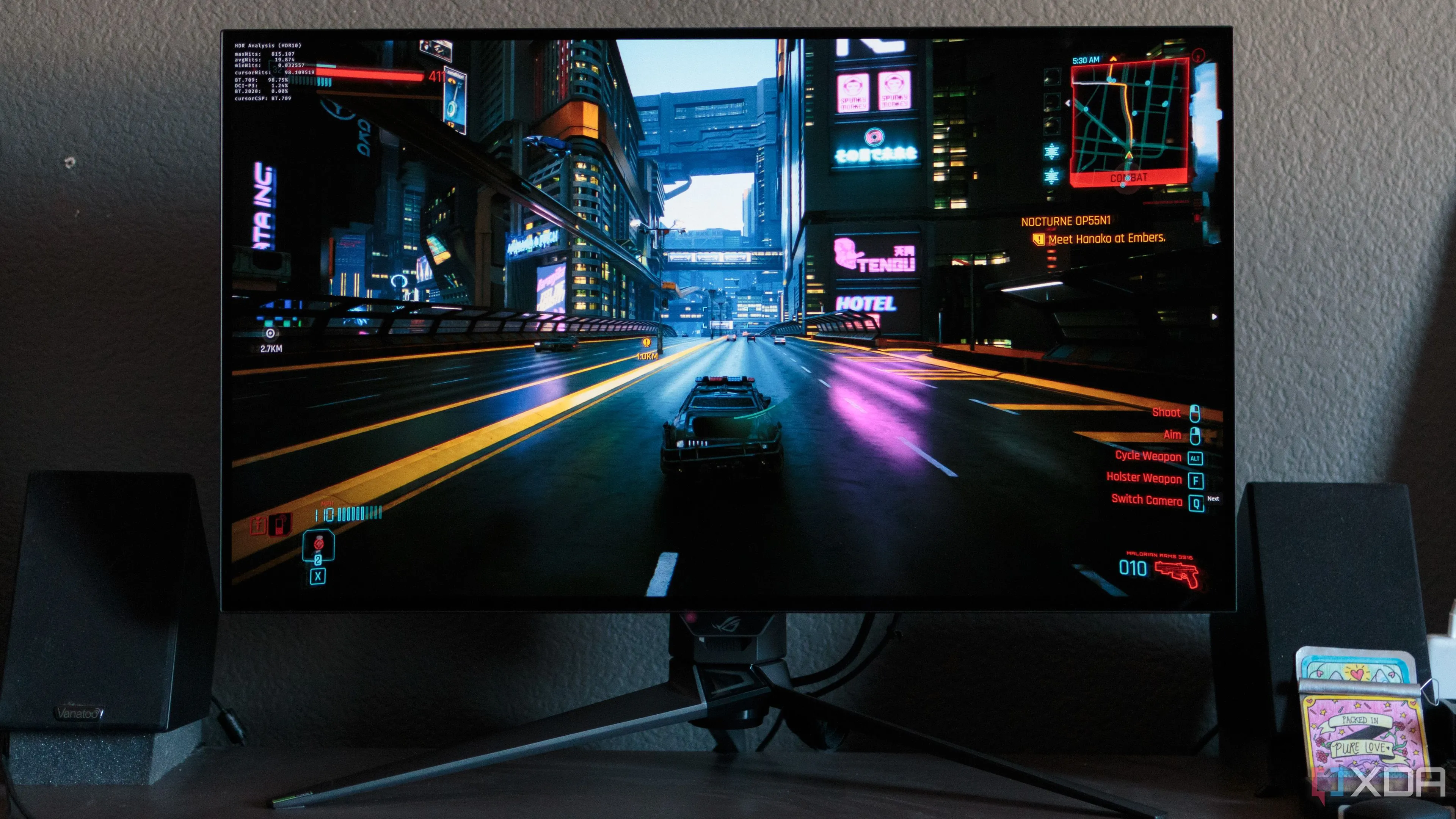 Cảnh game đua xe hiển thị trên màn hình chơi game ASUS ROG PG32UCDP