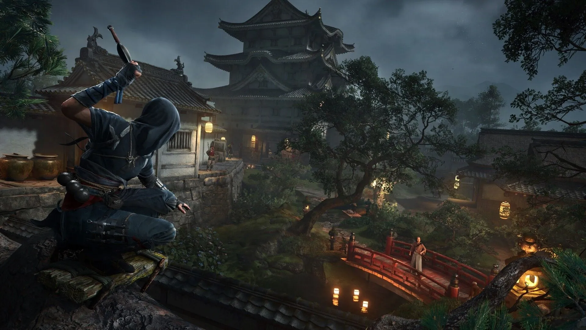 Cảnh lén lút của nhân vật shinobi trong Assassin's Creed Shadows, ẩn mình trong bóng tối.