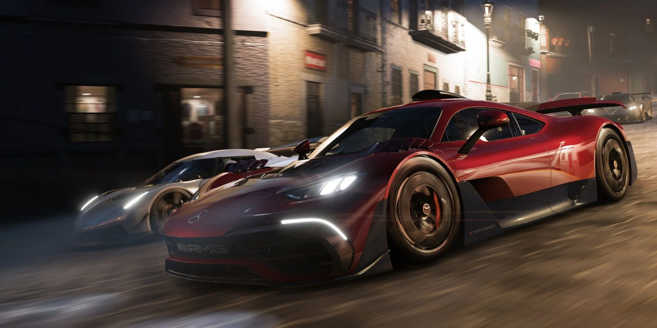 Cảnh quay toàn cảnh một siêu xe đang di chuyển qua thành phố sống động trong Forza Horizon 5.