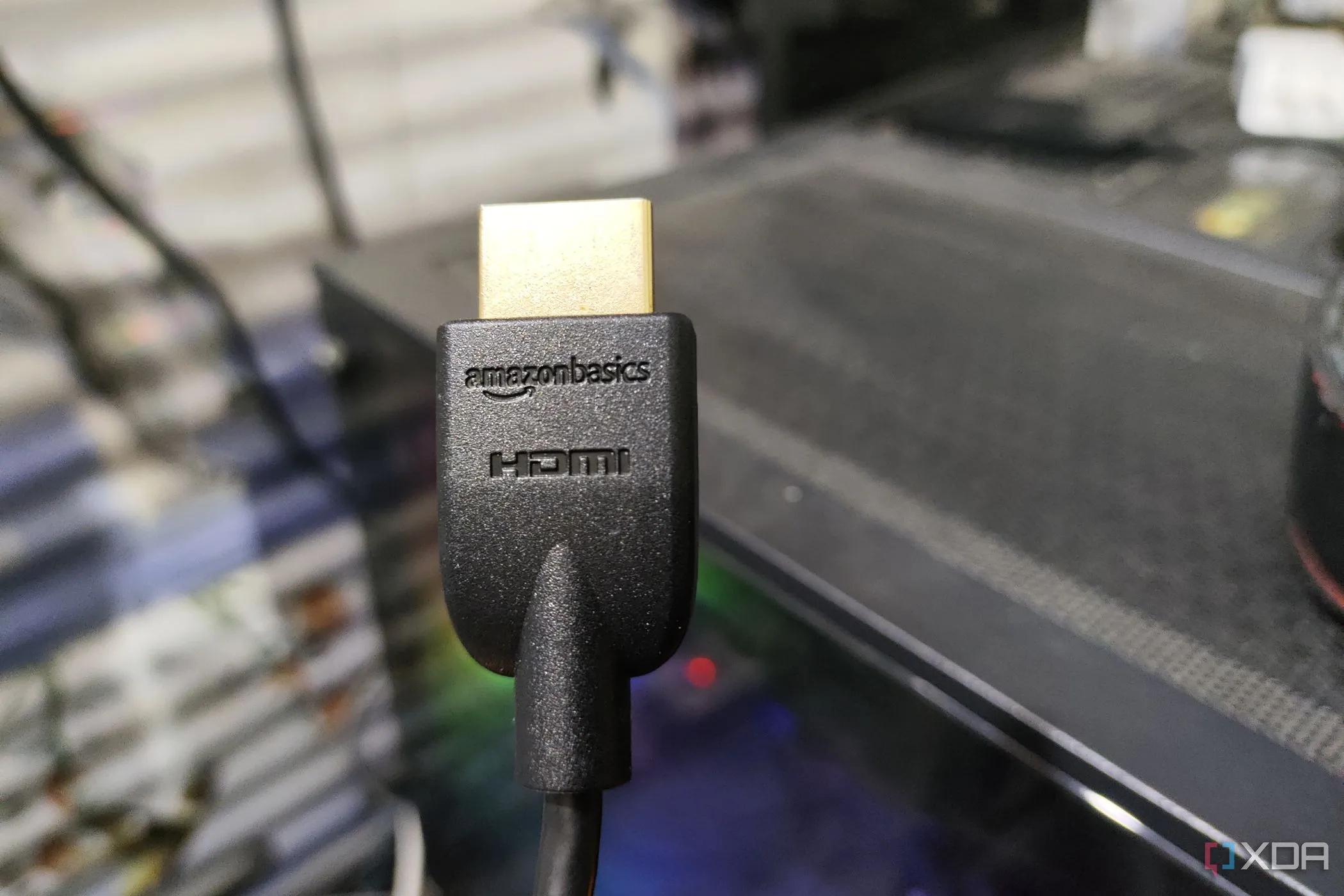 Cáp HDMI kết nối thiết bị, minh họa công nghệ truyền tải hình ảnh và âm thanh chất lượng cao của HDMI 2.2