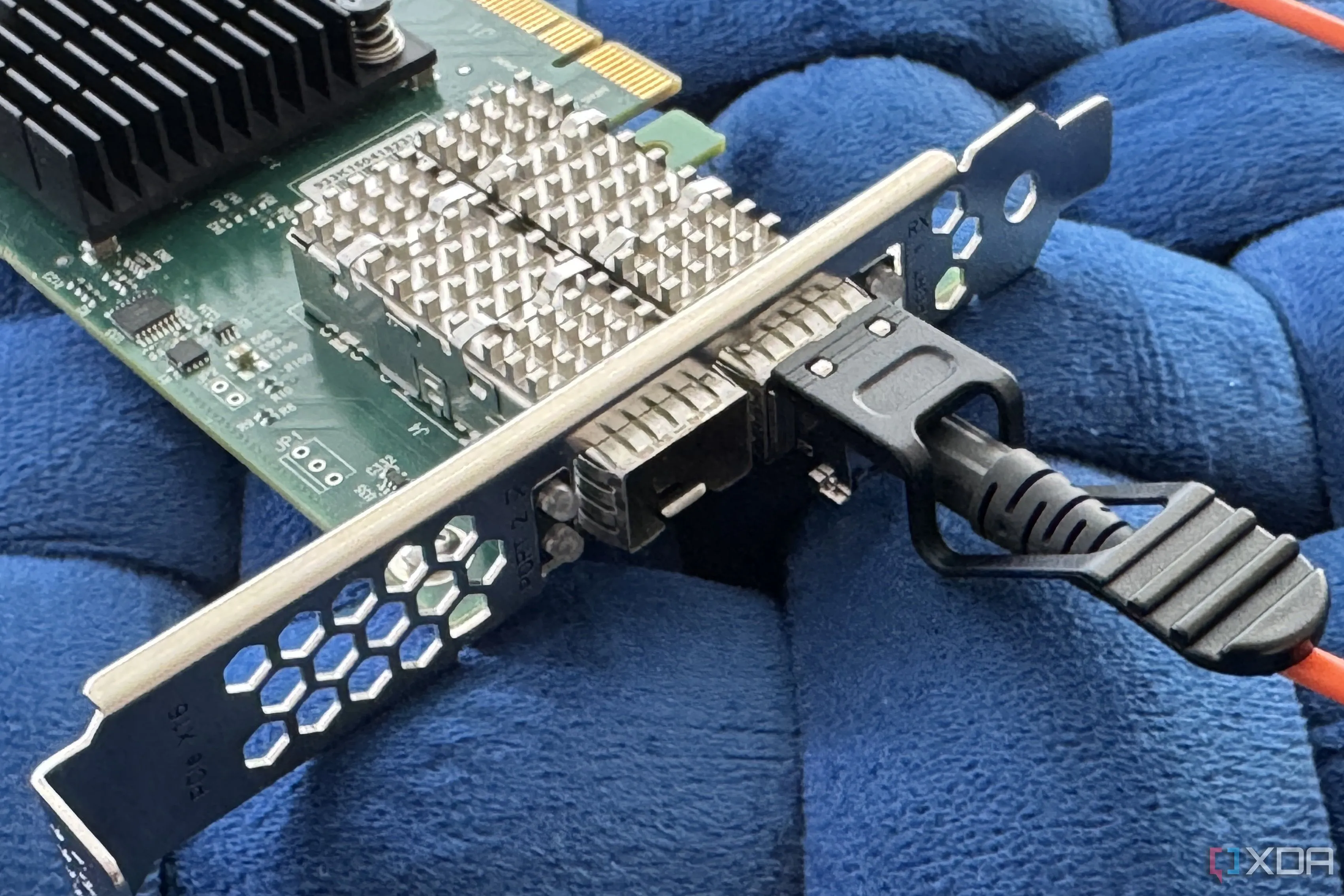 Cáp quang DAC 10GbE cắm vào thiết bị mạng, minh họa giải pháp kết nối tốc độ cao cho phòng lab