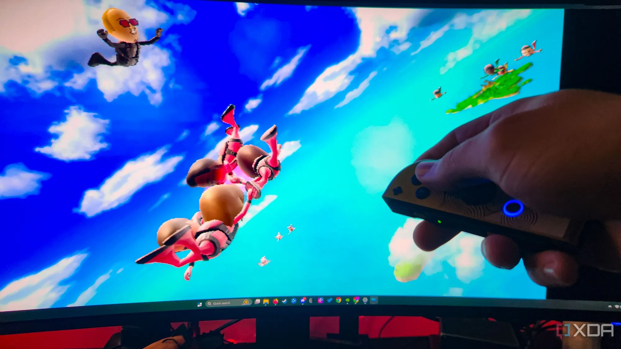 Cặp tay cầm Joy-Con đang được sử dụng để chơi game trên máy tính, thể hiện sự thoải mái và linh hoạt.