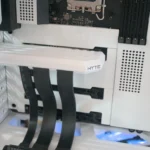 Card đồ họa gắn dọc bên trong case HYTE Y40 Snow White Edition với cáp riser PCIe