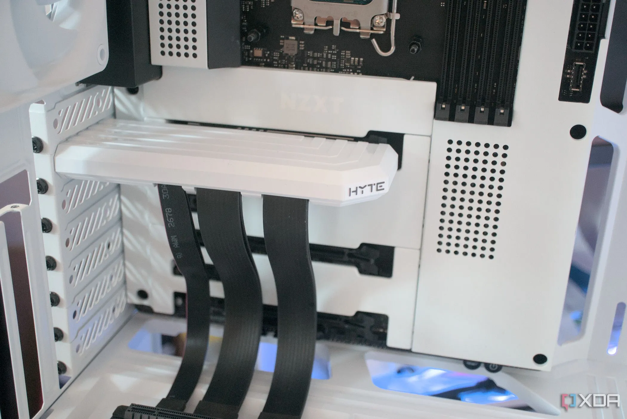 Card đồ họa gắn dọc bên trong case HYTE Y40 Snow White Edition với cáp riser PCIe