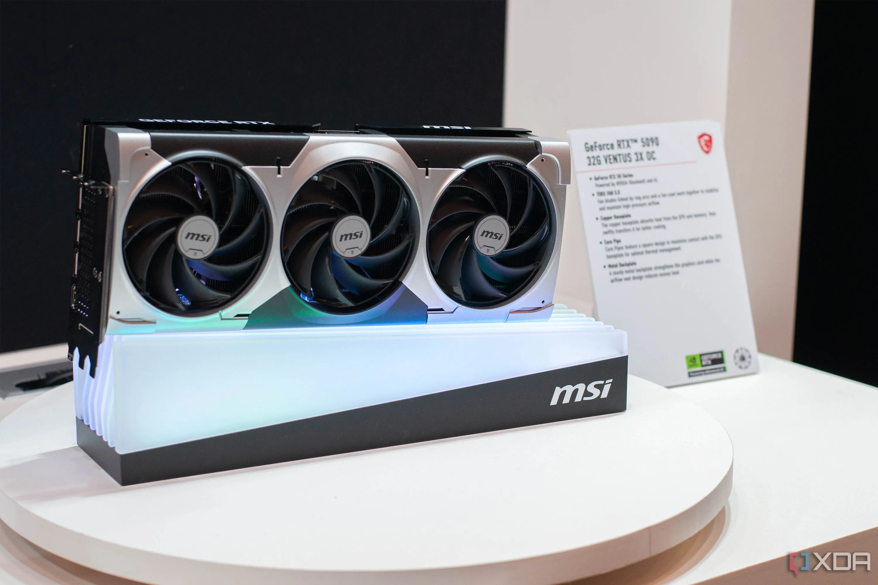 Card đồ họa MSI RTX 5090 tại CES 2025, đại diện cho dòng NVIDIA RTX 50 series