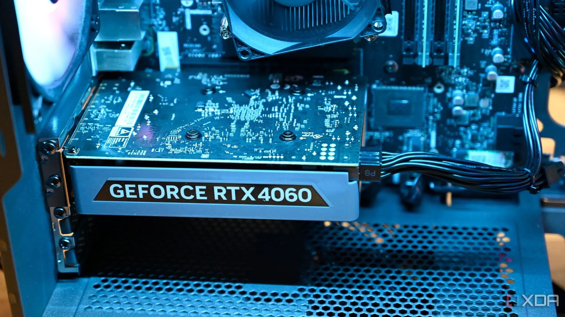 Card đồ họa Nvidia GeForce RTX 4060 trong hệ thống máy tính chơi game, minh họa cho phân khúc giá dự kiến của RTX 5060 Ti.