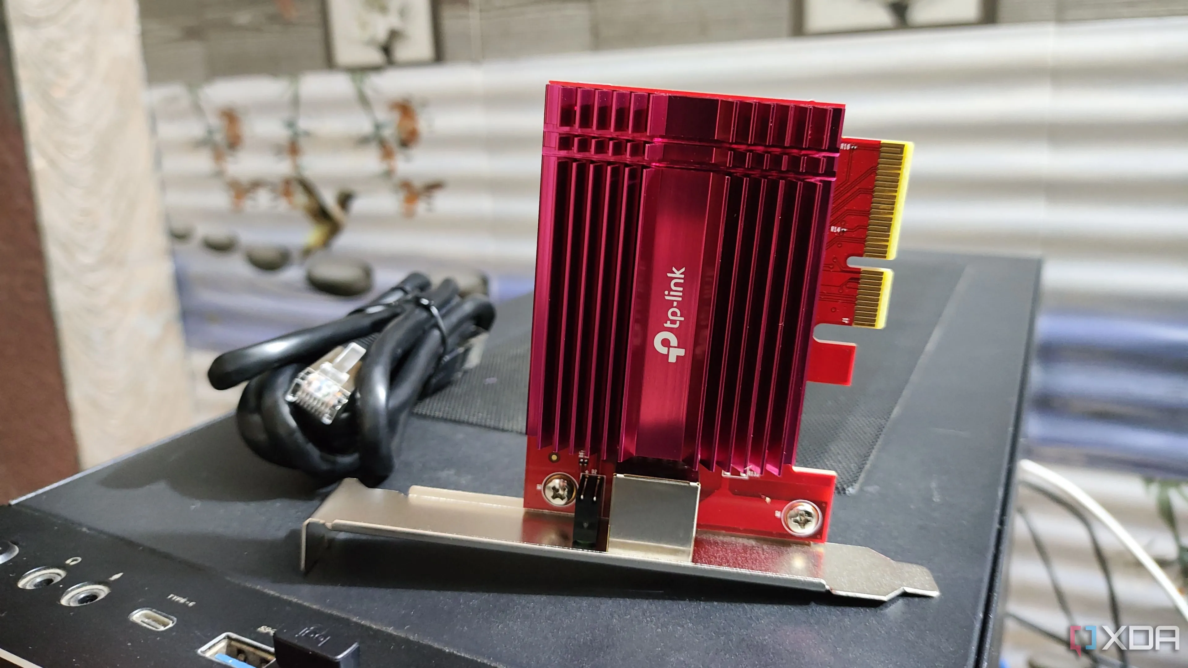 Card mạng 10GbE NIC đặt trên vỏ máy tính, biểu trưng cho kết nối mạng tốc độ cao.