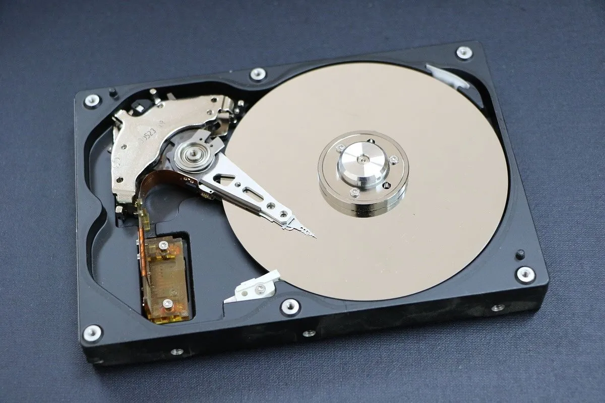 Cấu tạo bên trong của một ổ cứng cơ học (HDD)
